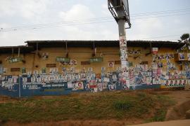 Kampala plakaty przed wyborami prezydenckimi.