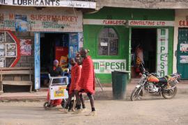 Masajowie w mieście chodzą w swoich tradycyjnych strojach.