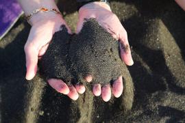 Naturalny piasek na plażach Teneryfy jest czarny.