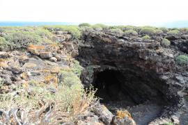 Wejście do jaskini lawowej Cueva de Los Verdes.