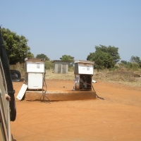 Stacja benzynowa napędzana ręczną pompą.