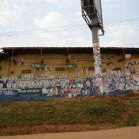 Kampala plakaty przed wyborami prezydenckimi.