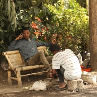 Ludzie często korzystają z czyszczenia butów na ulicy