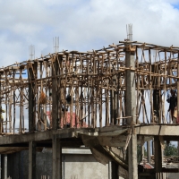 Rusztowania sprawiają wrażenie jakby miały się w każdej chwili zawalić.