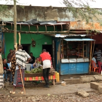 Mężczyźni często spędzają czas na niekończących się dyskusjach.