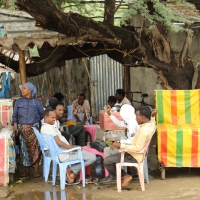 Mężczyźni często spędzają czas na niekończących się dyskusjach.