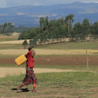 Wodę trzeba często nosić z daleka.