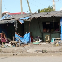 Porządki przed sklepem.