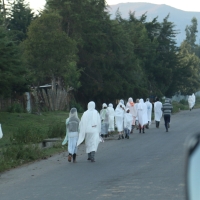 W drodze na mszę świętą.