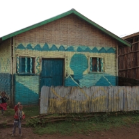 Tutaj ściany pokryte są wyplecioną matą.