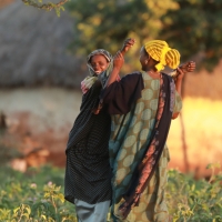Większość kobiet jest ubrana bardzo kolorowo.