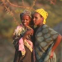 Większość kobiet jest ubrana bardzo kolorowo.