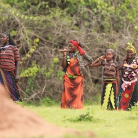 Większość kobiet jest ubrana bardzo kolorowo.