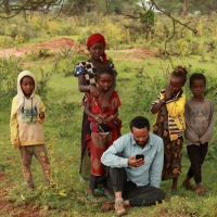 Dzieci jest wszędzie bardzo dużo.