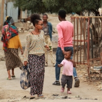 Na wsi osoby ubrane po "europejsku" są dość rzadko spotykane.