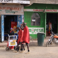 Masajowie w mieście chodzą w swoich tradycyjnych strojach.