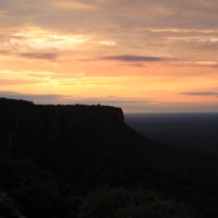 Zbocza Waterbergu o wschodzie słońca.