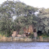 Kemping nad rzeką Okawango.