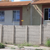 Wiele budynków ma potężne płoty z drutami podłączonymi do prądu.