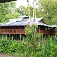 Budynki w pobliżu rzeki zbudowane są na palach.