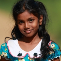 Dzieci chętnie i z uśmiechem pozują do fotografii.