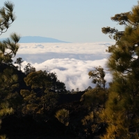 Chmury zalegające u podnóża gór.