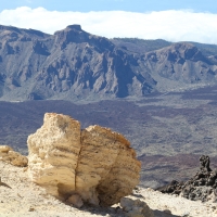 Kaldera wulkanu widoczna z pod jego szczytu.