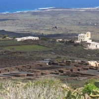 Winnice u podnóża wulkanu Corona.